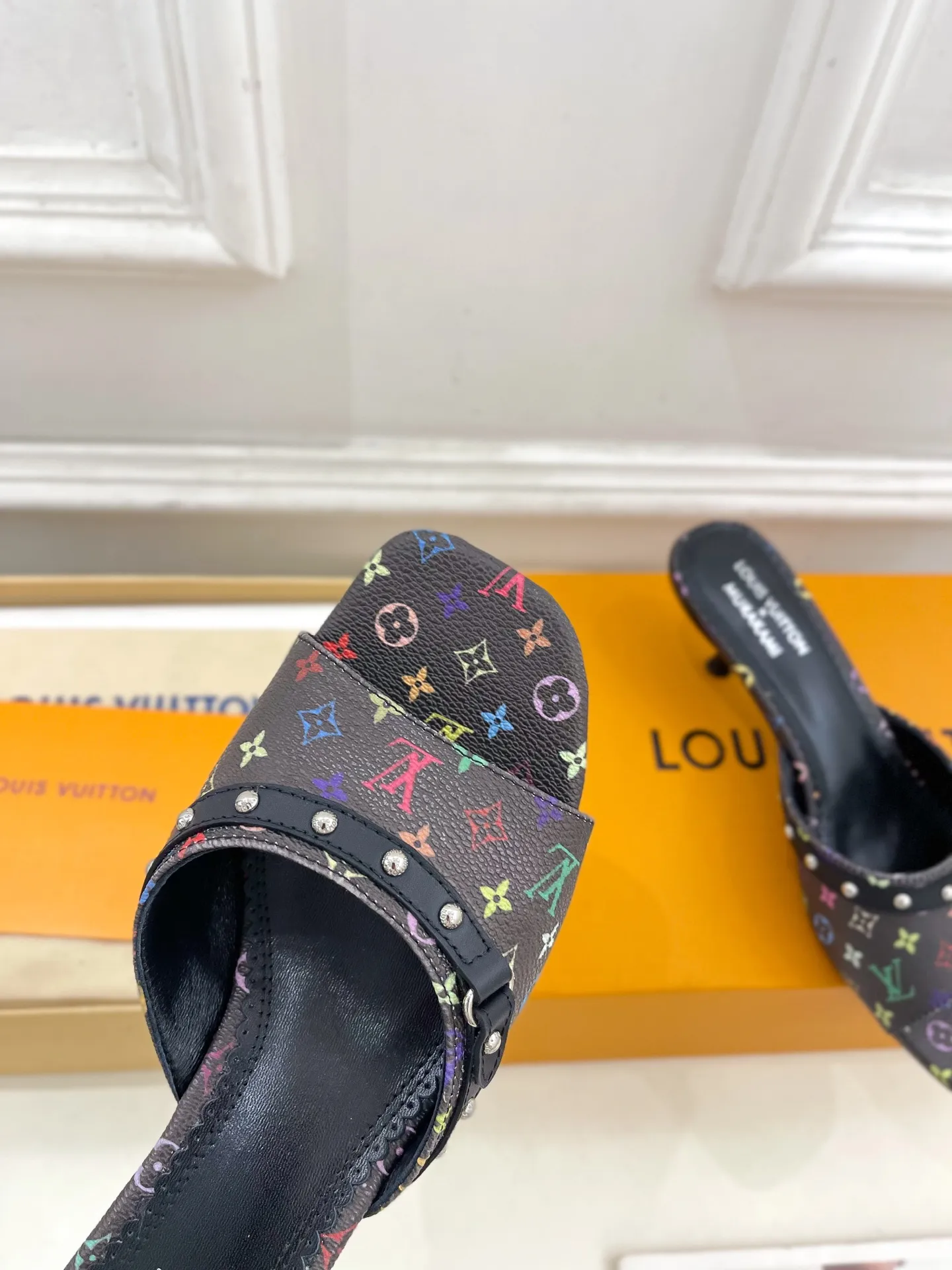 👟👟Ex-factory price 580👟👟 LV | Louis Vuitton 25𝐬𝐬 🧡💚2025 early spring new top version‼ ️The original version is the same. The counter features the latest LV Full of high-end feel! A popular model among bloggers at home and abroad, it’s retro and fashionable and looks amazing on your feet! Mainly recommended model on the official website★ ━━━━━ ЅᏇєєt ━━━━━ ▪️Upper: high-customized rainbow-colored presbyopia leather ▪️Lining: imported sheepskin lining ▪️Outsole: original Italian leather outsole ▪️Heel height: 5.5cm / 9.5cm ▪️Shoe size: 35-39 (34, 40, 41, 42 customized)
